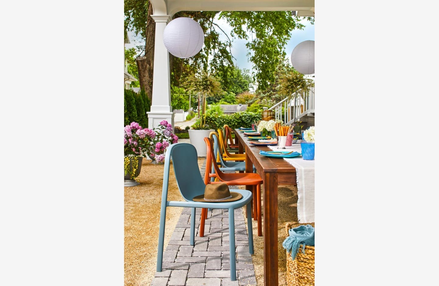 A table and chairs in the middle of an outdoor patio.